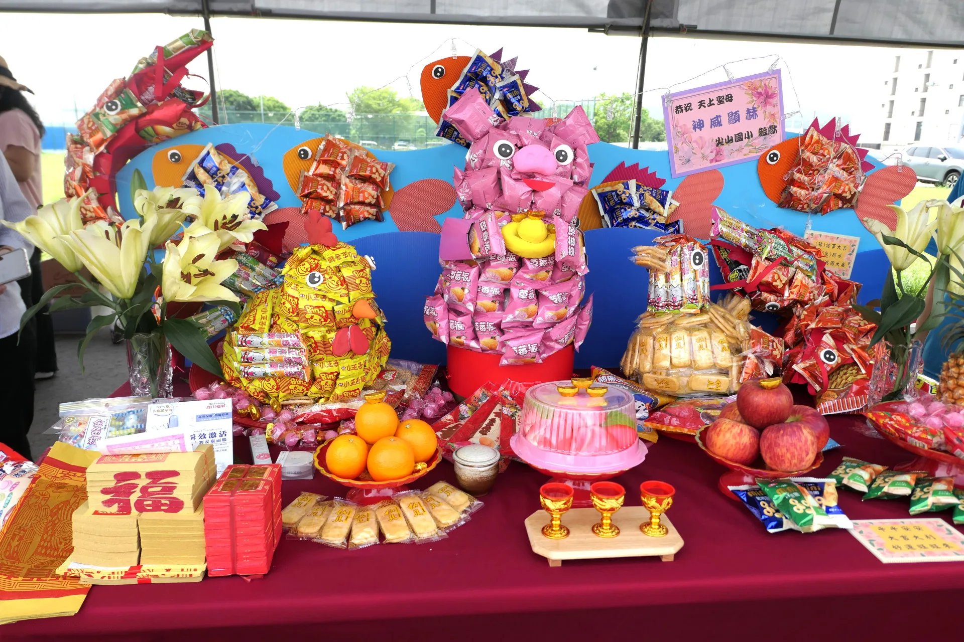 頭份市轄內4所國中及12所國小共襄盛舉，以有趣的創意供桌牲禮，迎接永貞宮媽祖遶境。