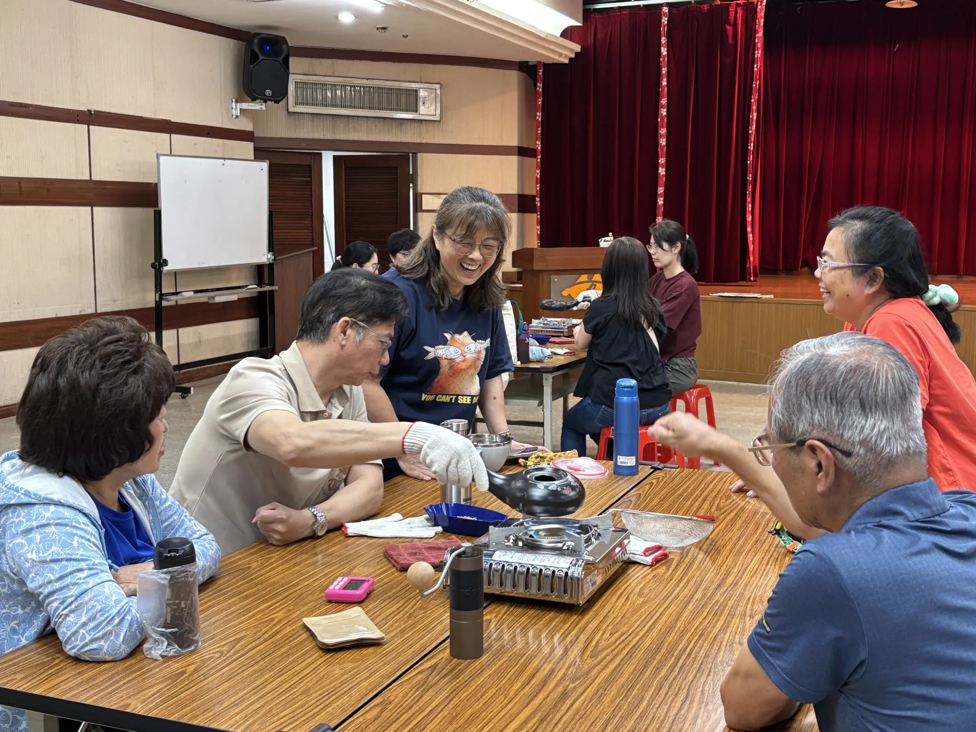 民眾開心體驗手烘咖啡豆，感受咖啡迷人香氣。資料照，新北客家局提供
