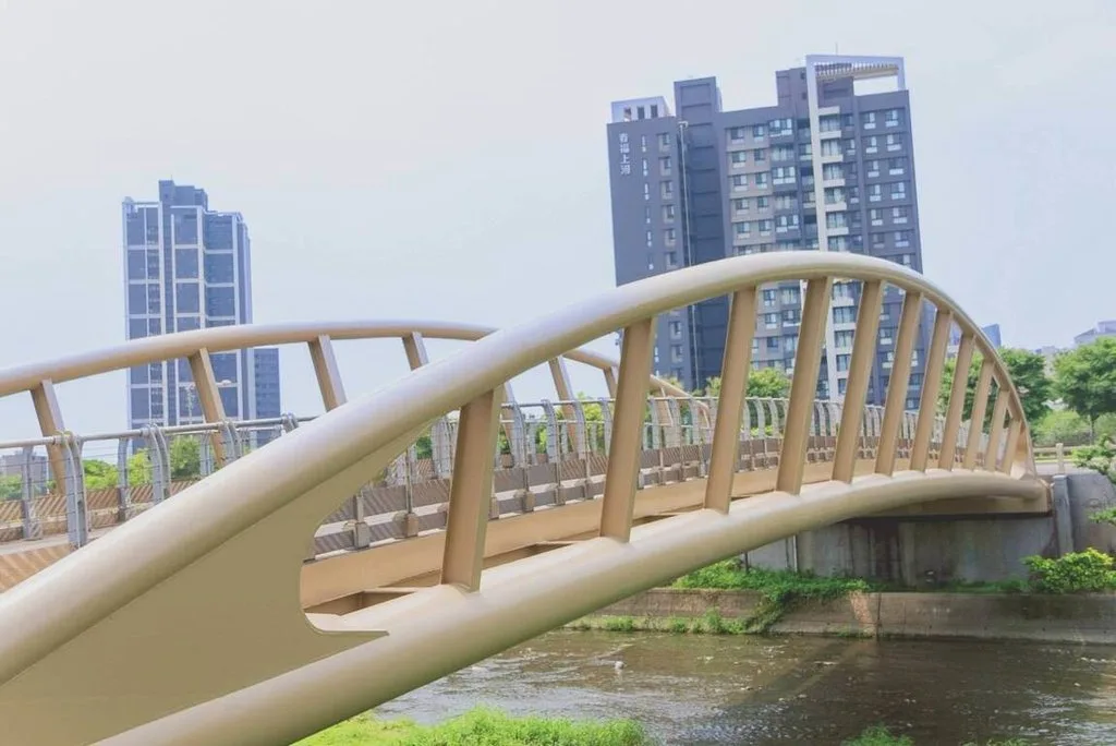 豆子埔溪沿線多項橋梁與步道改善工程已完成，其中位在竹北高中後方的義崙橋因褪色鏽蝕，目前已重整並粉刷，提升美觀。竹北市公所提供