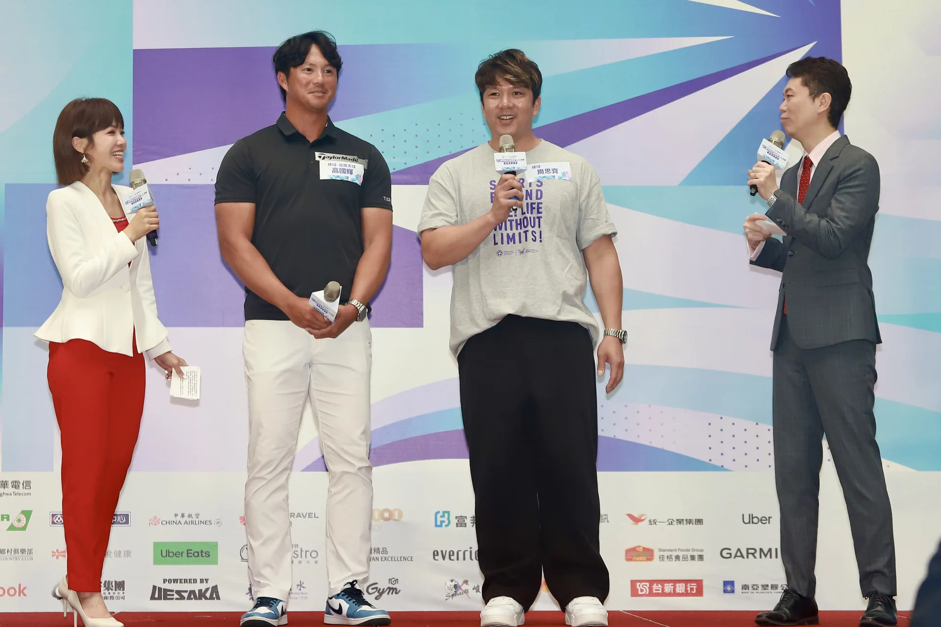 退役棒球選手周思齊(右)與高國輝(左)和大家分享參賽心情。台北市政府提供