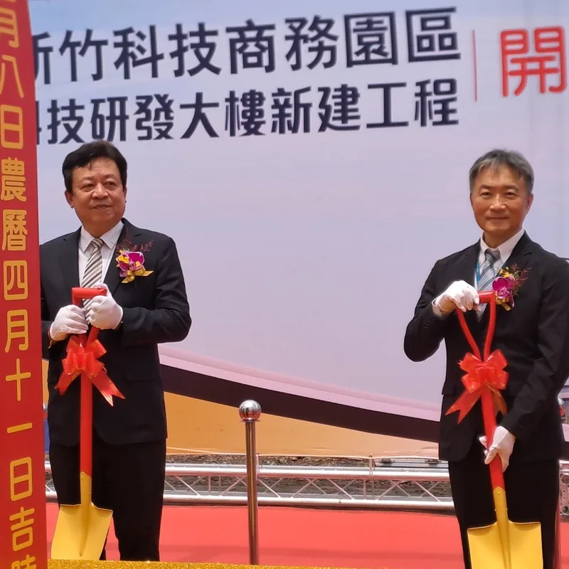 台灣肥料公司新竹「D7-B科技研發大樓新建工程」8日舉行開工典禮，董事長李孫榮（左）表示，看好綠氨裂解綠氫，做為綠能發電的原料，為需要綠電的半導體等產業提供服務，台肥將扮演全台最大氮裂解氫能源供應商；右為台肥總經理張滄郎。中央社