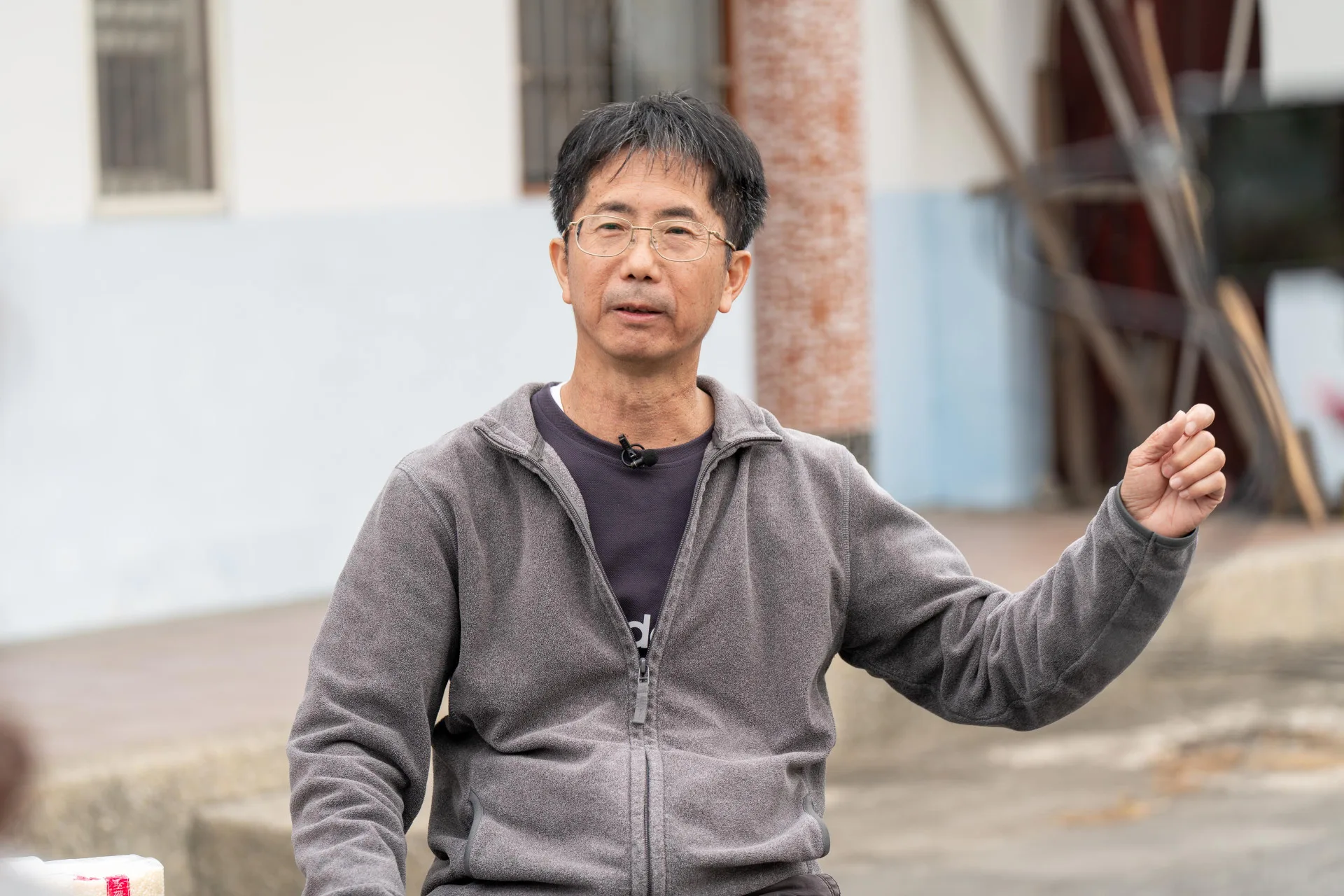 邱坤寶任職於公路局，退休時為副段長，親身參與台九線的修建及維護作業。