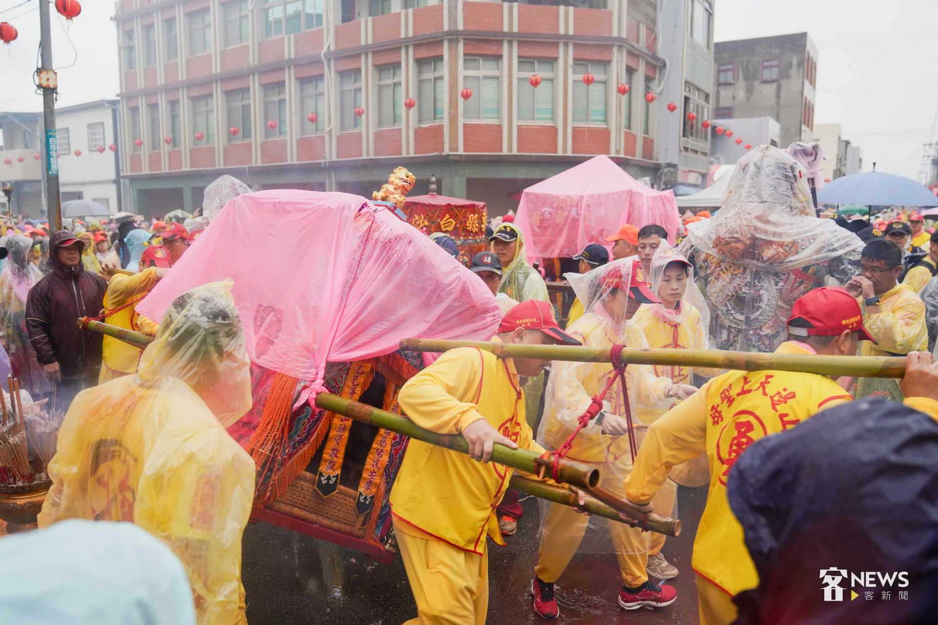 山邊媽要先離開回鑾,與白沙屯媽祖在街頭道別。圖為2025年進香畫面。李台源攝