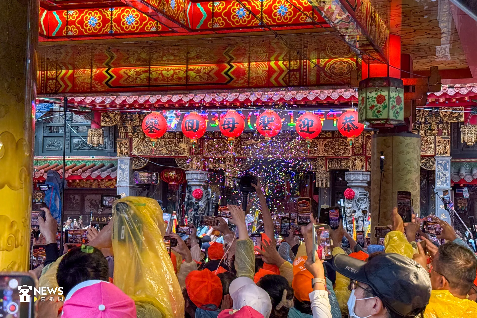 最後回鑾儀式更是精彩，拱天宮彩花齊放，現場歡聲雷動。2025年白沙屯媽祖回鑾。洪藝晅攝