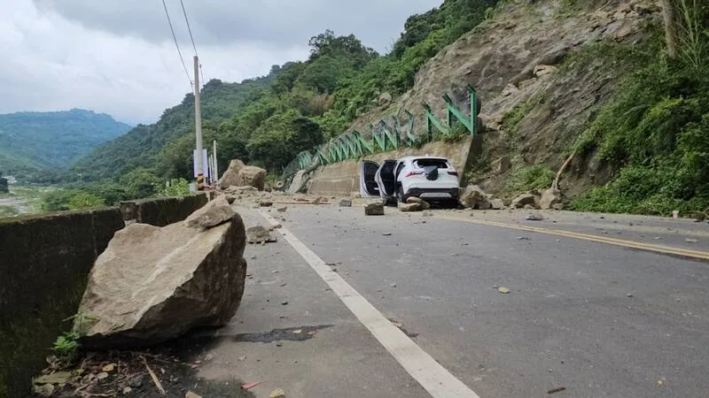 苗62線12日發生落石坍方，砸中車輛。民眾提供