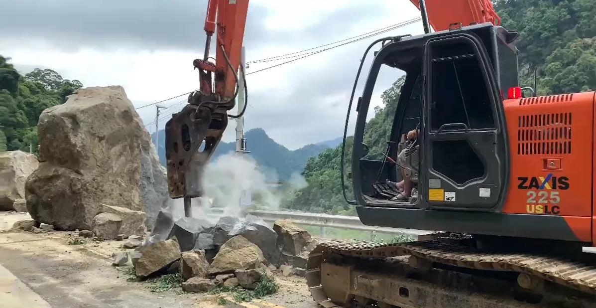 苗縣府5月12日調派機具，先行處理路上大型落石塊。苗縣府提供