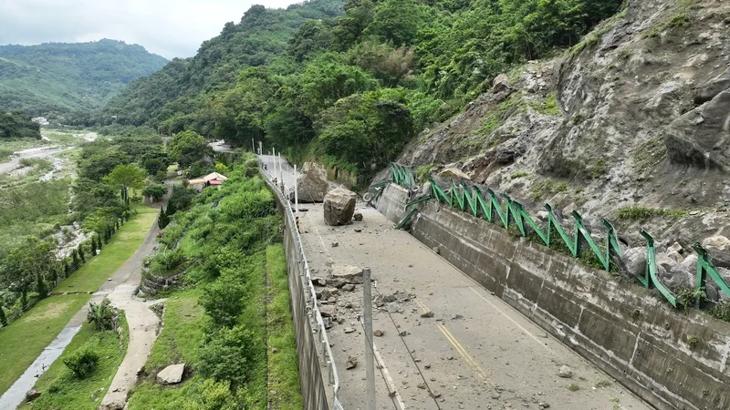 苗62線12日發生落石坍方，砸中2部車輛，造成1人受傷送醫，現場散落大小落石，交通暫時中斷。苗栗縣政府交通工務處提供