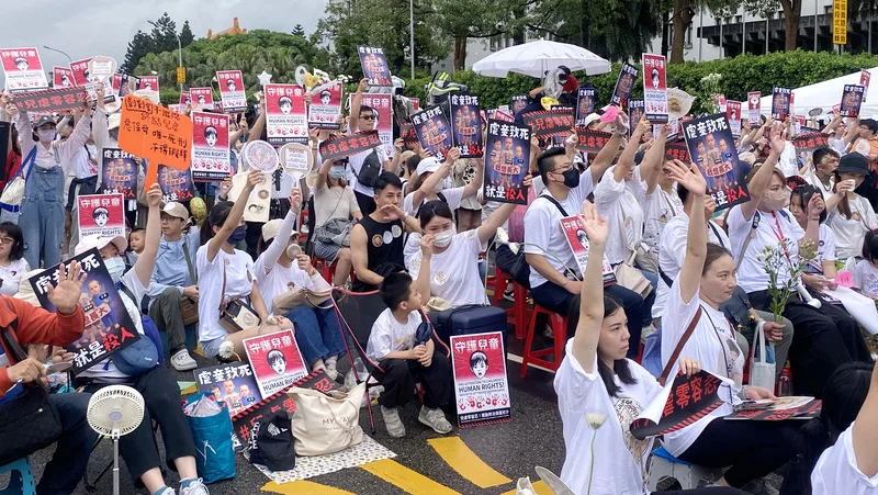 公民自發串聯組成「剴剴網路媽媽群」,10日下午在凱達格蘭大道舉辦「終結兒虐.陪你長大」護兒集會,主辦單位估有上萬名民眾到場響應。中央社