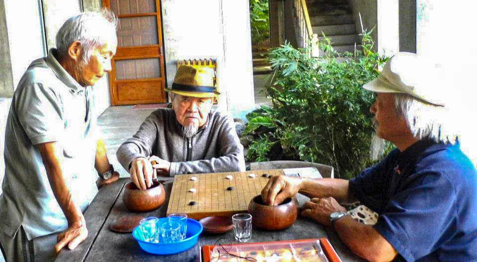 三兄弟同框下棋己成絕響，遺憾的是三人都過世了。范光遠是中間這位，圖右是范光隸，圖左是老五范光銘。陳權欣攝