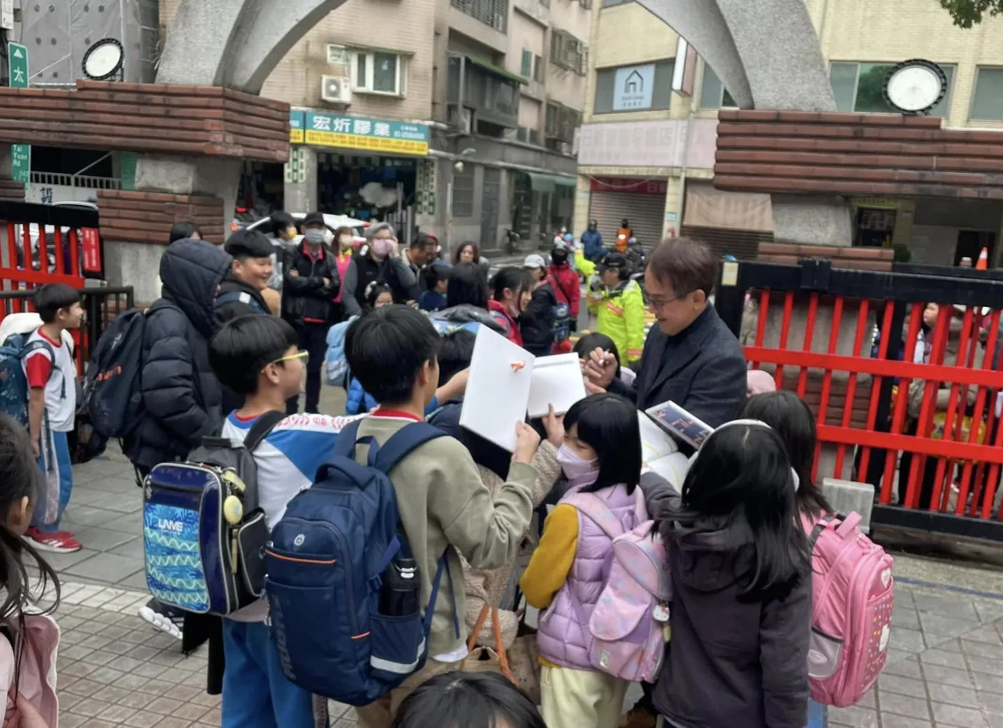 吳文德擔任校長期間,常學校繞一圈,與社區的民眾、志工、家長打招呼。翻攝自臺北市大同區日新國民小學