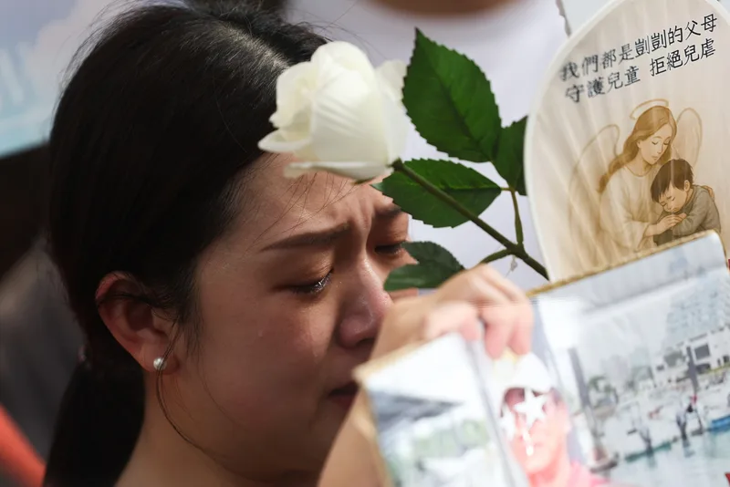 「剴剴」遭凌虐致死，台北地院國民法官法庭13日判處劉彩萱無期徒刑、劉若琳18年徒刑。民眾聽判後，在場外激動落淚。中央社