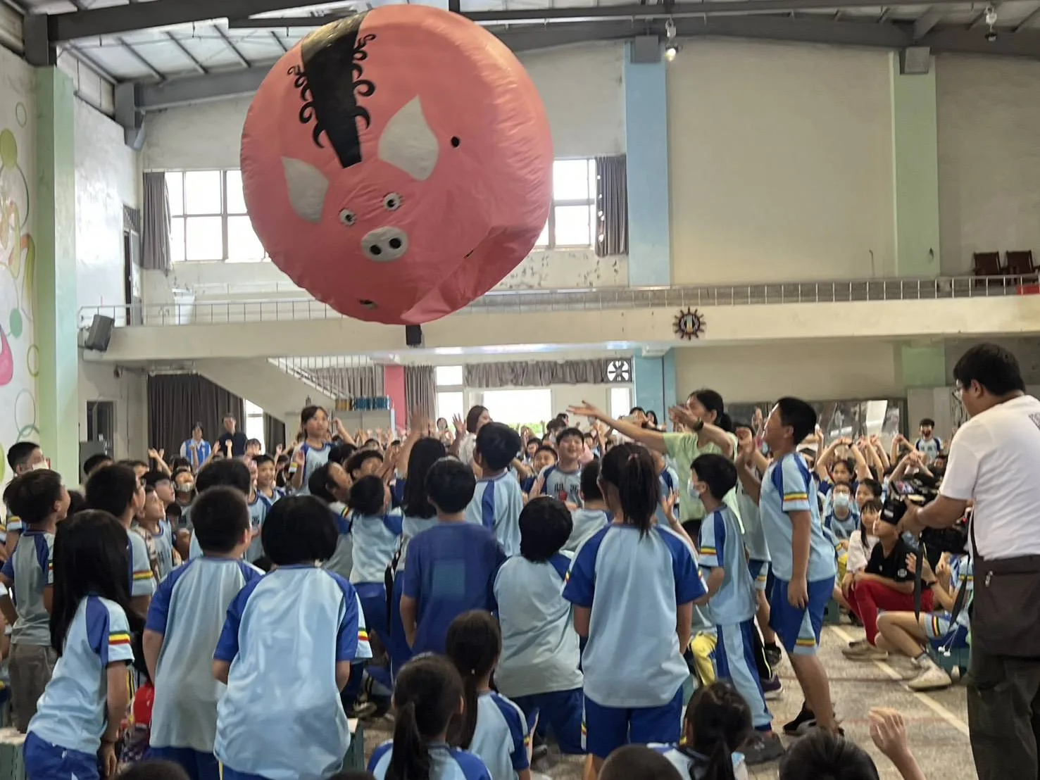 「打幫你樂團」以五感體驗設計「義民爺爺帶𠊎轉屋下」劇碼進入校園巡迴推廣，結合義民故事、原創歌謠、搭配投影動畫，傳達義民信仰。