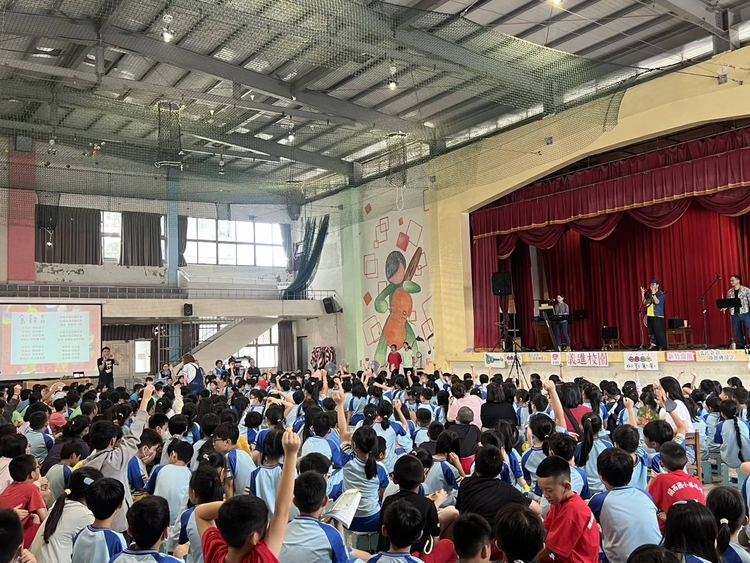 「打幫你樂團」以五感體驗設計「義民爺爺帶𠊎轉屋下」劇碼進入校園巡迴推廣，結合義民故事、原創歌謠、搭配投影動畫，傳達義民信仰。
