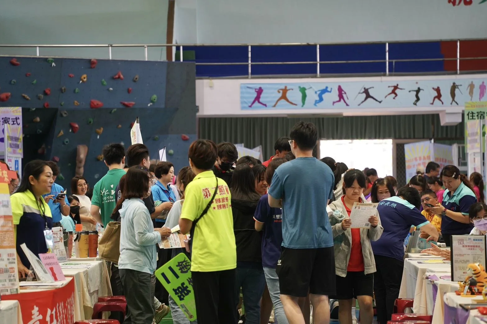 2025屏東長照徵才博覽會，50家在地機構聯合徵才。屏縣府提供