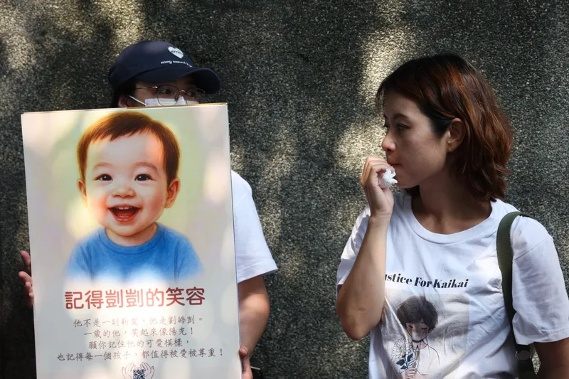 「剴剴」遭凌虐致死，台北地院國民法官法庭2025年5月13日判處劉彩萱無期徒刑、劉若琳18年徒刑。圖為場外民眾高舉聲援男童看板。中央社。資料照片
