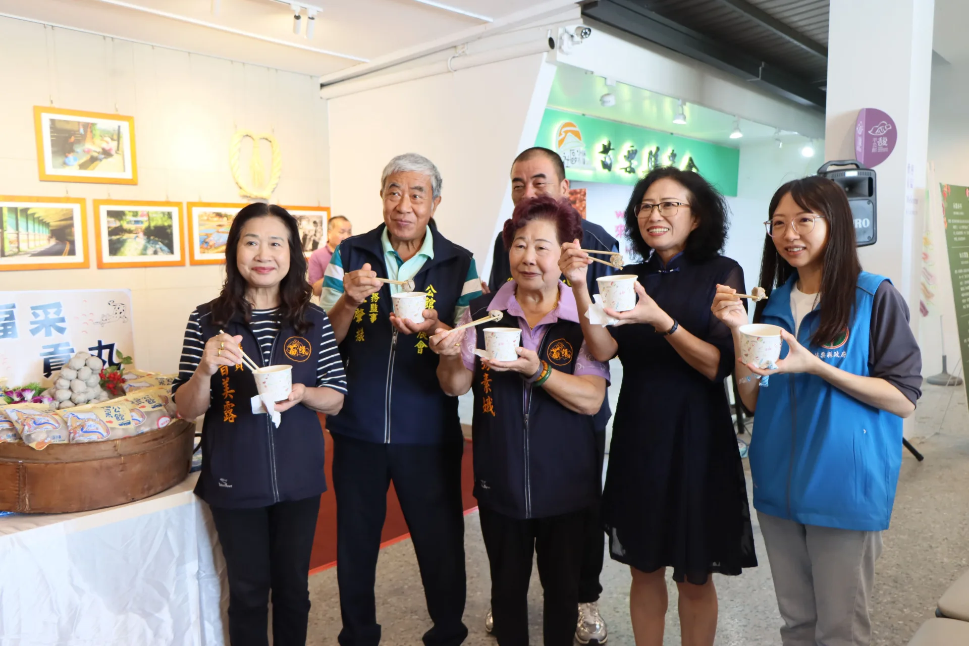 公館鄉農會將福菜與新鮮豬肉結合,推出創新美食「福采貢丸」。
