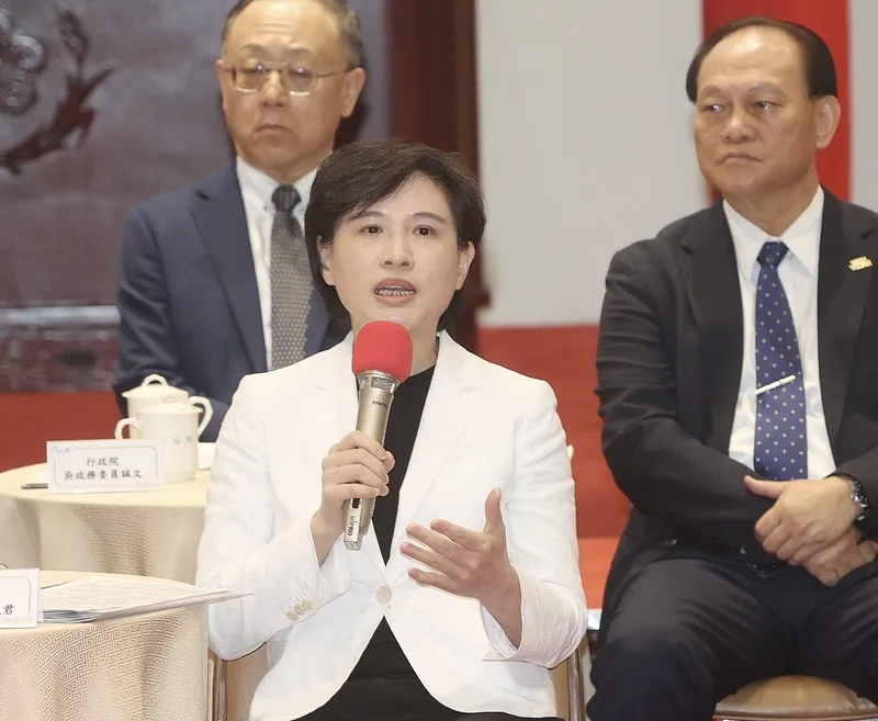 負責對美經貿談判的行政院副院長鄭麗君（前）說，和美方兩次關稅談判結果溝通良好。中央社