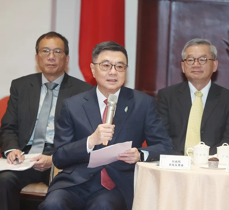 行政院長卓榮泰（中）內閣就職將滿週年，他說一直秉持「哪裡有困難，就到哪裡去；哪裡有問題，就去解決」，用此信念走過365天。中央社