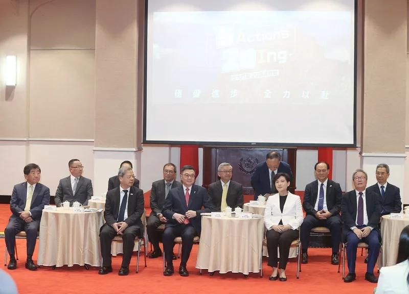 行政院長卓榮泰（前左3）內閣就職將滿週年，16日率副院長鄭麗君（前右2）、祕書長龔明鑫（前左2）及團隊在政院和媒體茶敘，報告施政成果。中央社