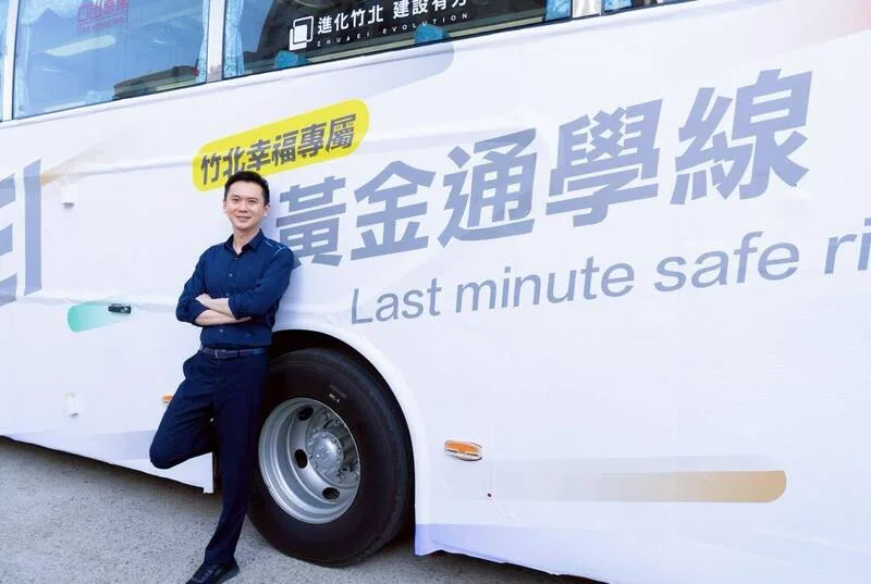新竹縣竹北市公所19日起，從新竹高鐵站、家樂福行駛免費接駁車，周間上午6時45分發車；返程下午5時15分在竹中發車。竹北市公所提供
