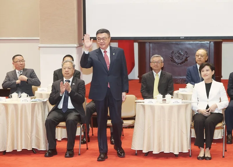 行政院長卓榮泰（立者）內閣就職將滿週年，16日和媒體茶敘，報告施政成果。前右為行政院副院長鄭麗君。中央社