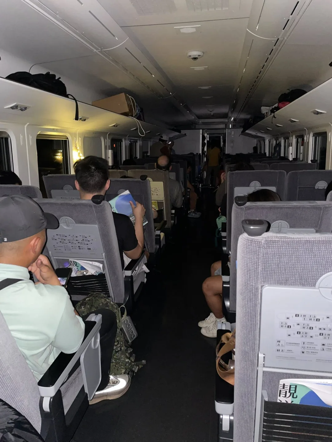 台鐵477次列車17日困在隧道內2小時，儘管車廂停電，大家互助互勉共度這難過的時光。江思妤提供