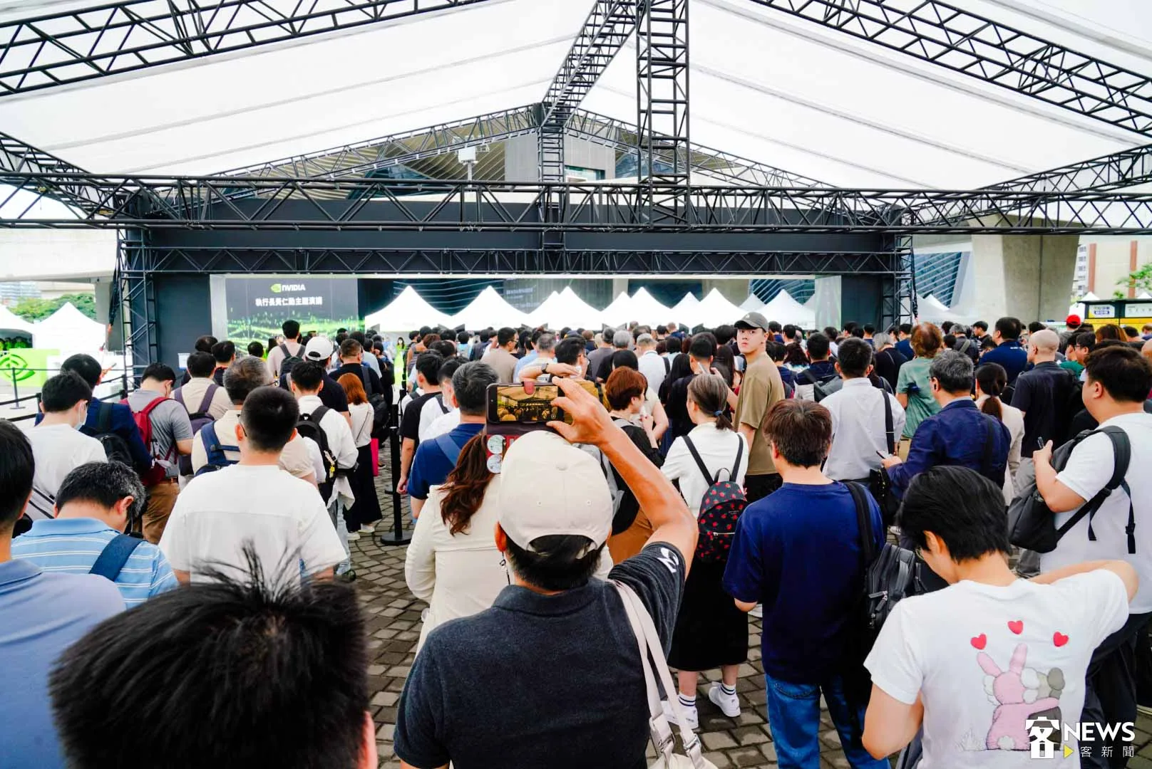 不到上午9點，北流外已排滿準備進場聆聽黃仁勳演講的人潮。朱愷元攝