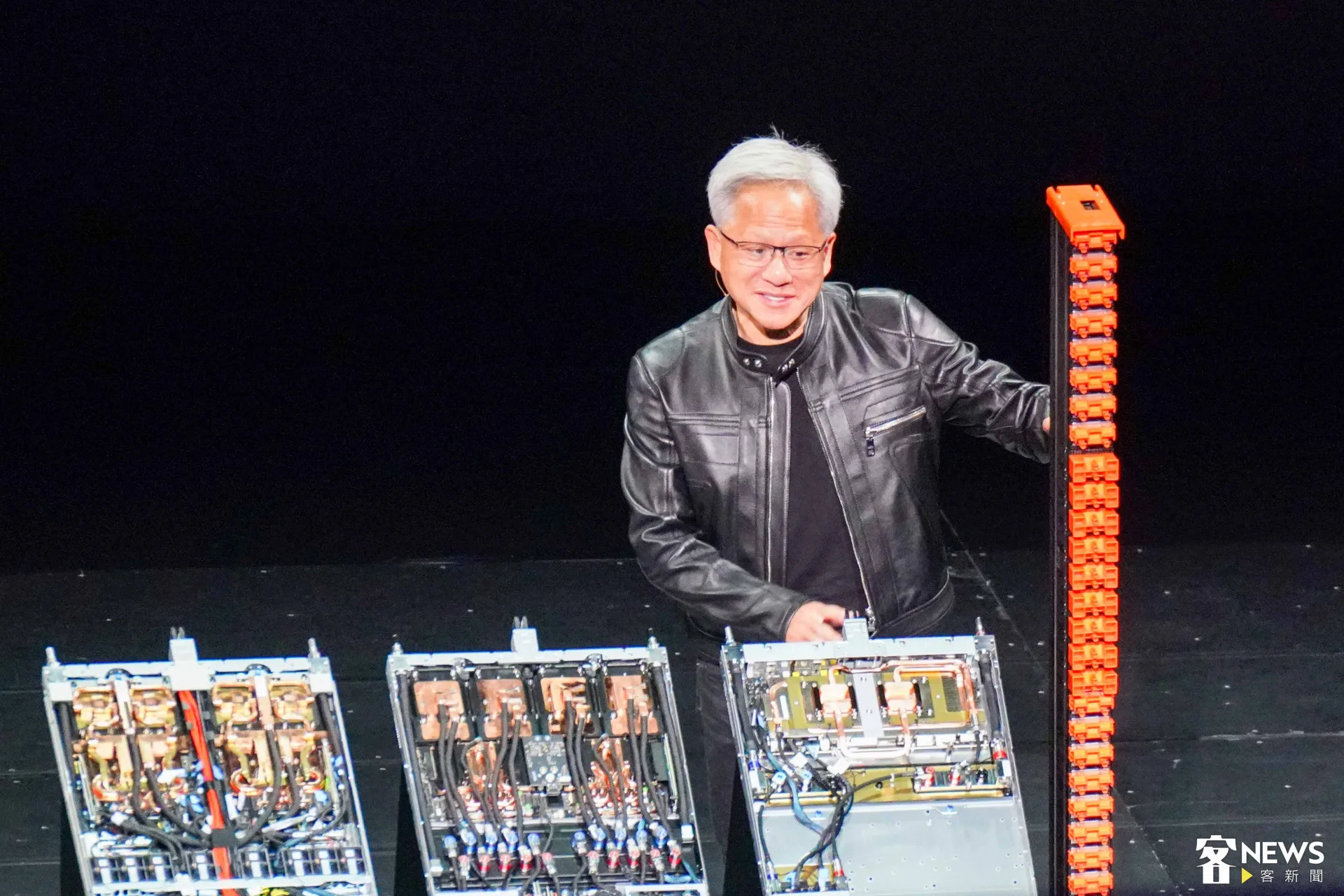 62歲的黃仁勳現為全球第8大富豪，他旗下專精電玩遊戲圖形處理器的輝達原本知名度不高，如今由於幾乎壟斷推動全球AI熱潮的先進晶片，躍升為全球市值最高企業。資料照。朱愷元攝