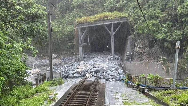 台鐵和仁到崇德間，昨天傍晚因大雷雨爆發坍方落石、土石泥流，中斷交通。翻攝畫面