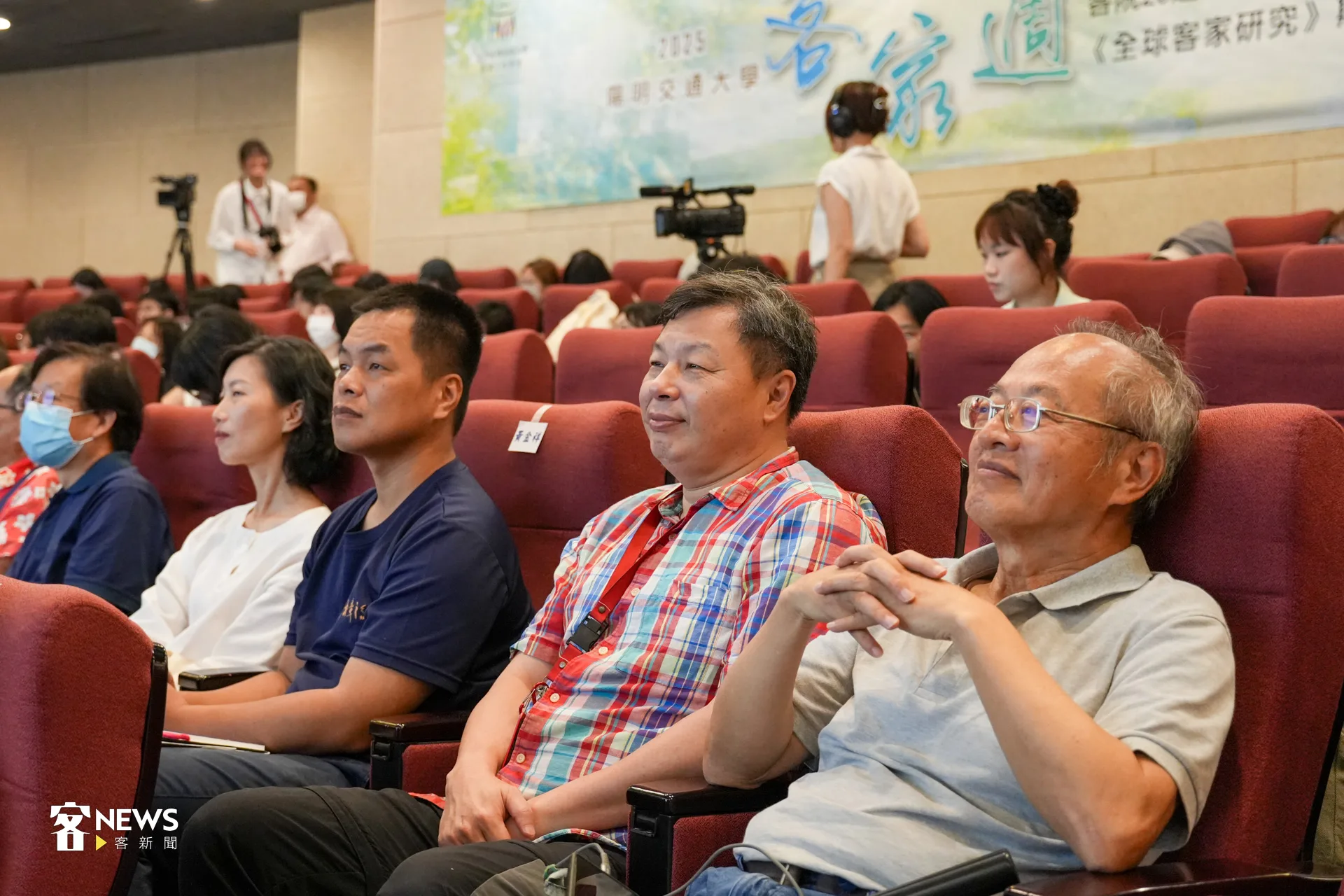 多位投身客家研究的學術人士與會，聆聽陽明交大客院新書發表。蔡依璇攝