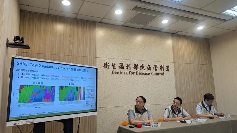 疾管署發言人羅一鈞(右2)20日說明,這波疫情快速增溫,推測與國內變異株轉換有關。中央社