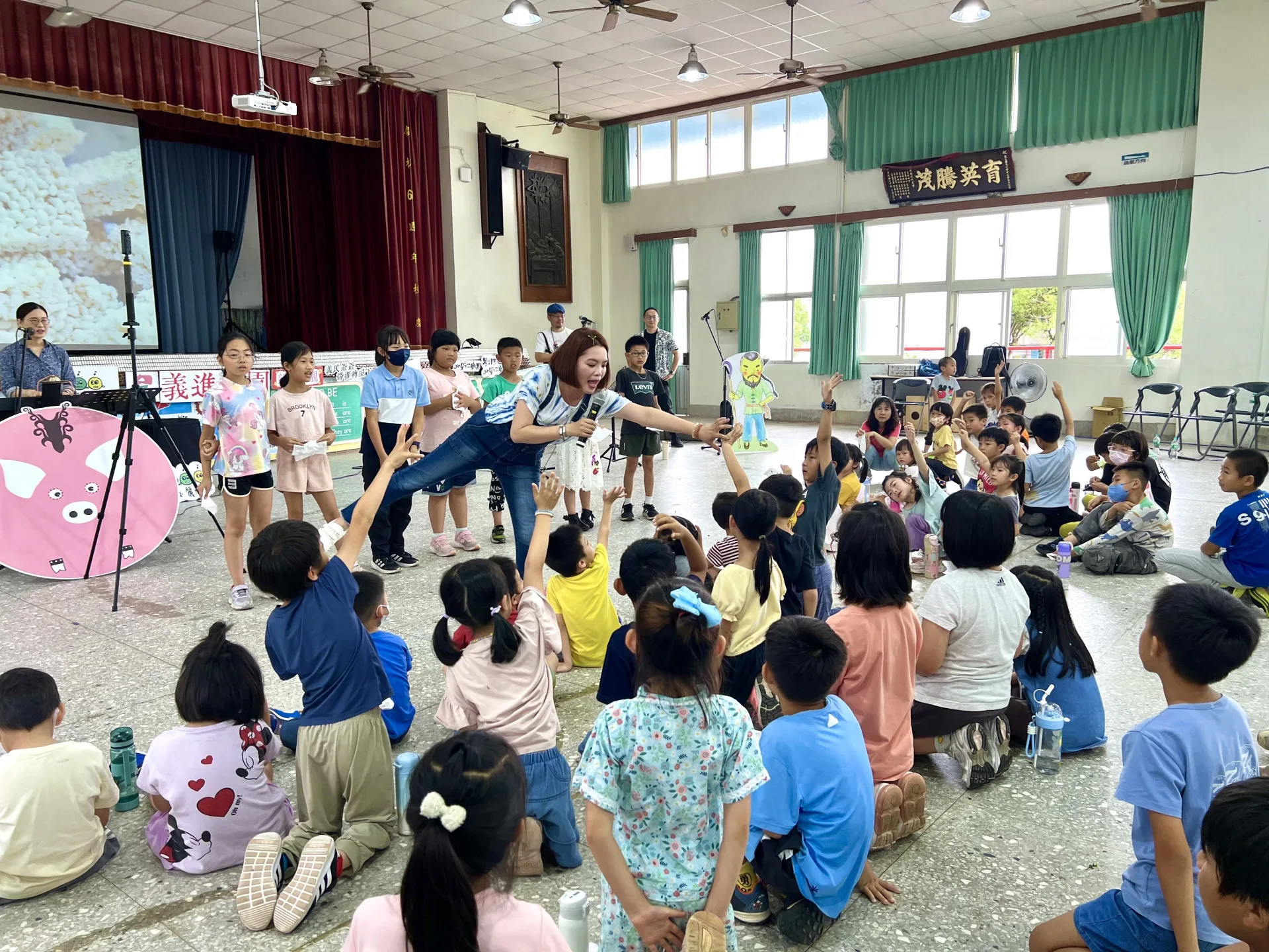 「義進校園」21日來到關西東光國小，以五感體驗式客家演出寓教於樂，扎根客家義民文化。新竹縣政府文化局提供