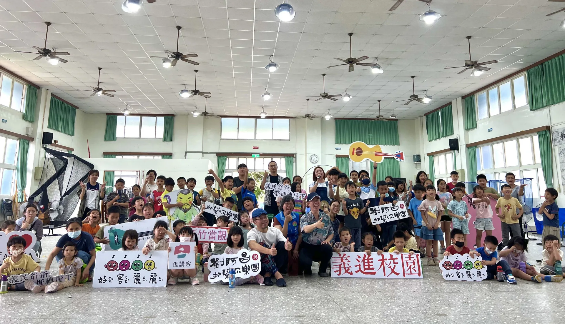 「義進校園」21日來到關西東光國小，以五感體驗式客家演出寓教於樂，扎根客家義民文化。新竹縣政府文化局提供