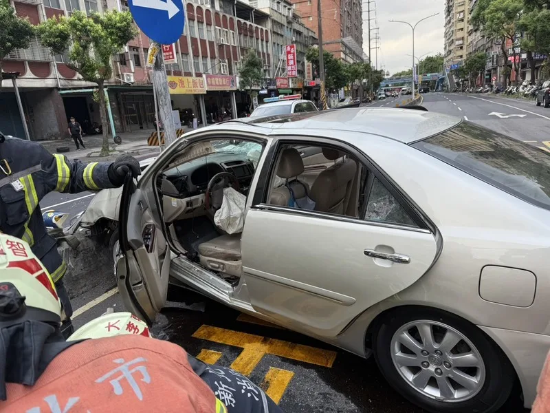 新北市三峽區5月19日發生的3死12傷重大車禍,新北檢今天偵結,78歲余姓老翁駕車時速破百、未踩剎車。翻攝畫面
