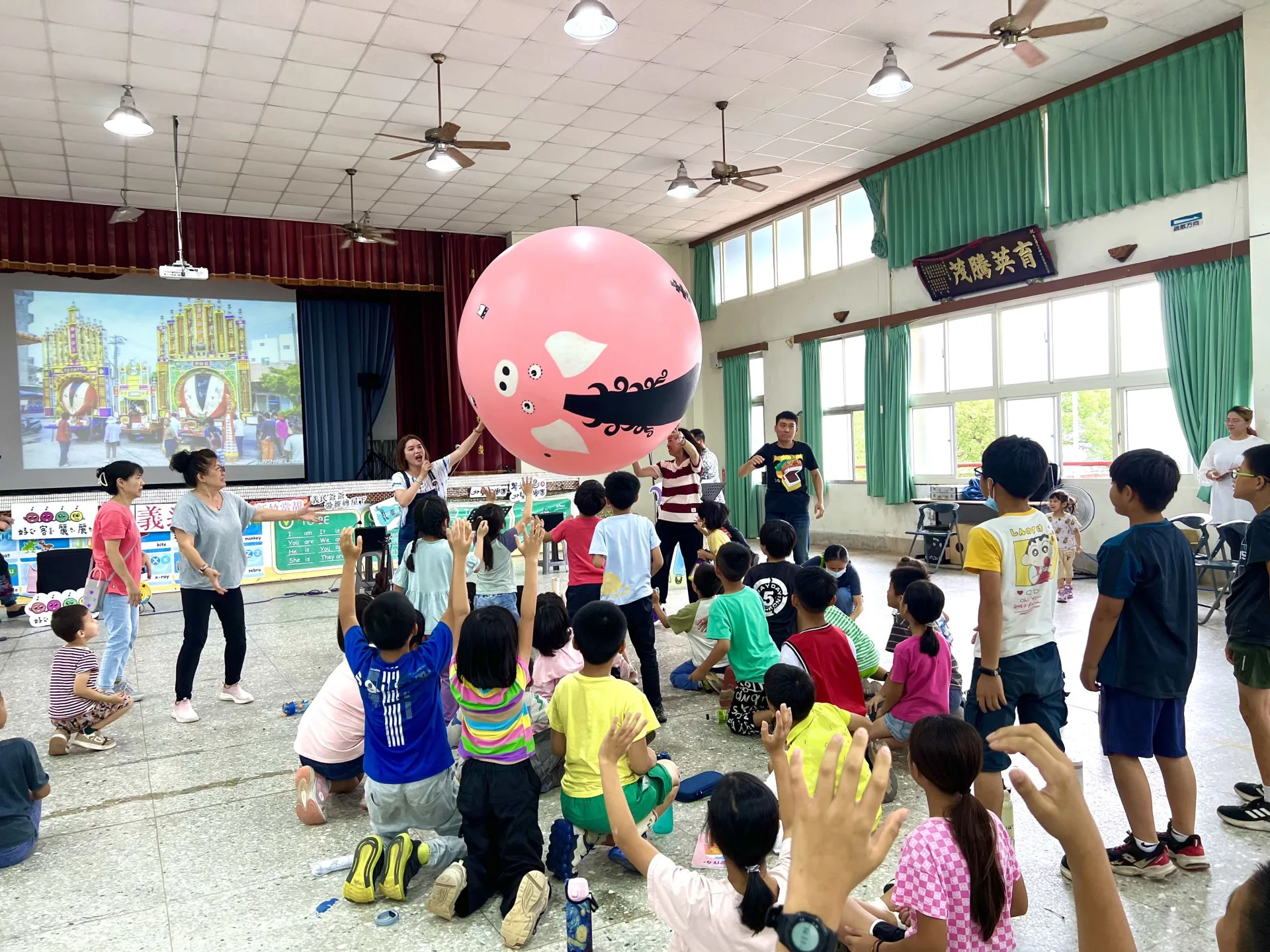 「義進校園」21日來到關西東光國小，以五感體驗式客家演出寓教於樂，扎根客家義民文化。新竹縣政府文化局提供