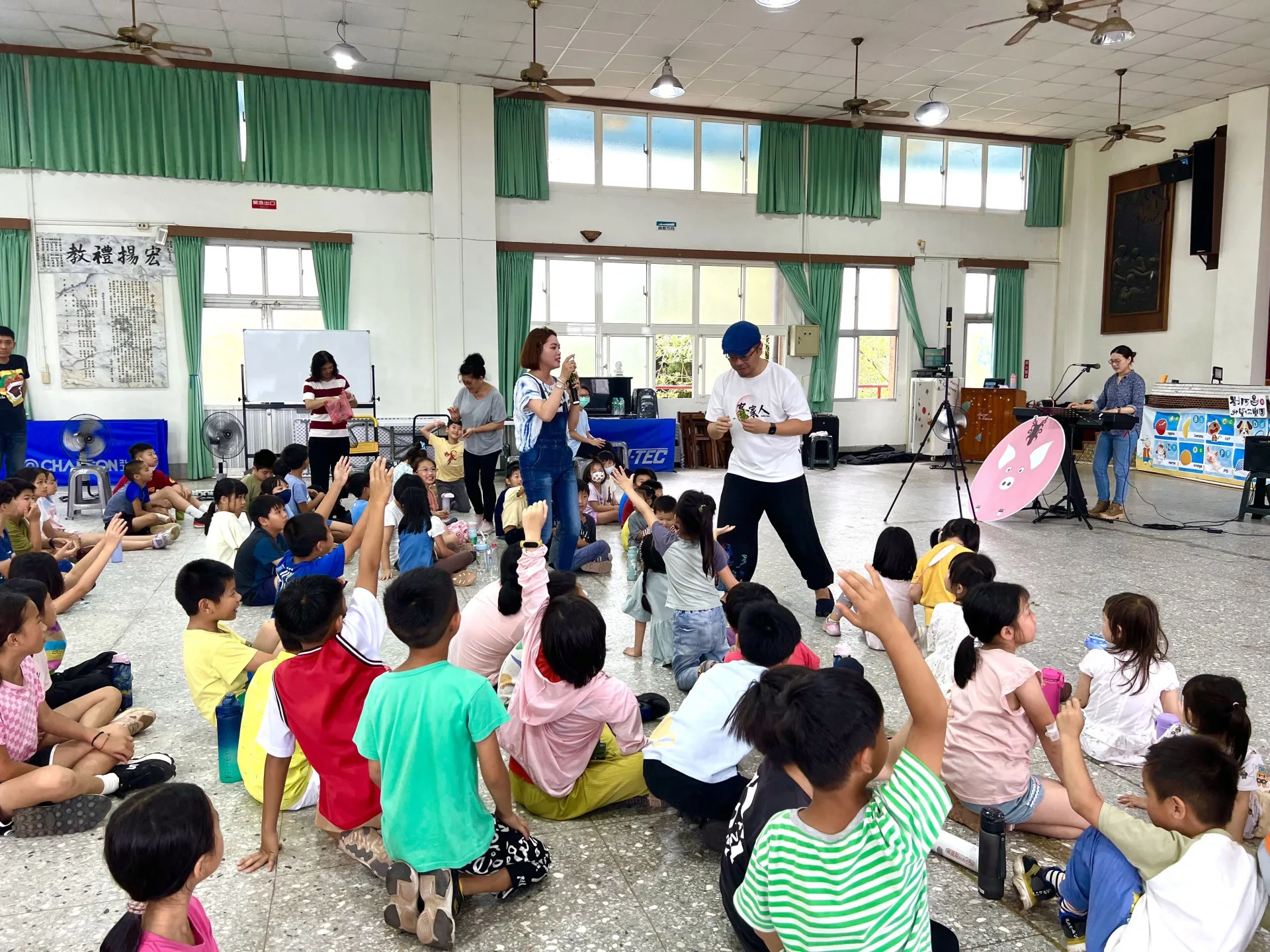 「義進校園」21日來到關西東光國小，以五感體驗式客家演出寓教於樂，扎根客家義民文化。新竹縣政府文化局提供