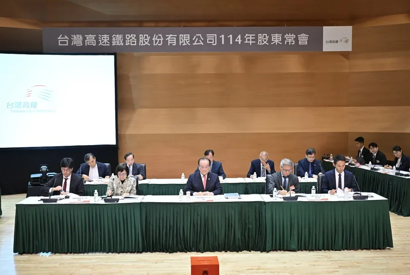台灣高鐵董事長鄭光遠(前排中)表示,新世代列車最快2026年第4季自日本來台,預計2027年下半年上線。台灣高鐵提供