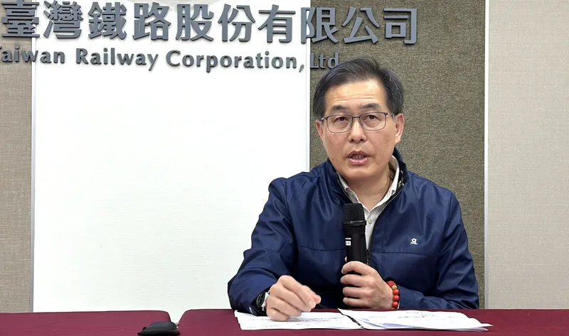 台鐵列車接連發生多起乘客脫序行為,台鐵總經理馮輝昇23日親上火線強調,即刻啟動「跨轄護車」提高見警率、強力執法等2大改善措施,捍衛第一線同仁執勤安全與權益。中央社