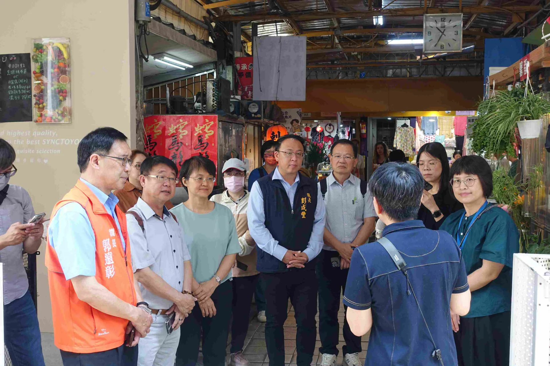 古秀妃與在場出席貴賓共下觀摩新富町文化市場、東三水街市場之轉型經驗。客家委員會提供