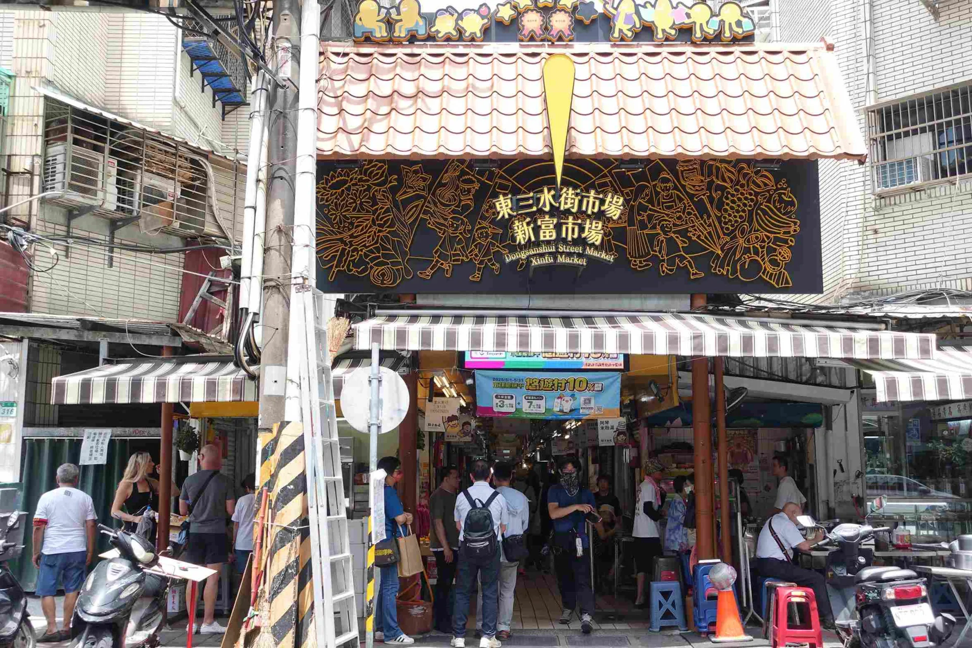 客委會盼各地客庄打造專屬再生市集，圖為觀摩市場創意招牌。客家委員會提供