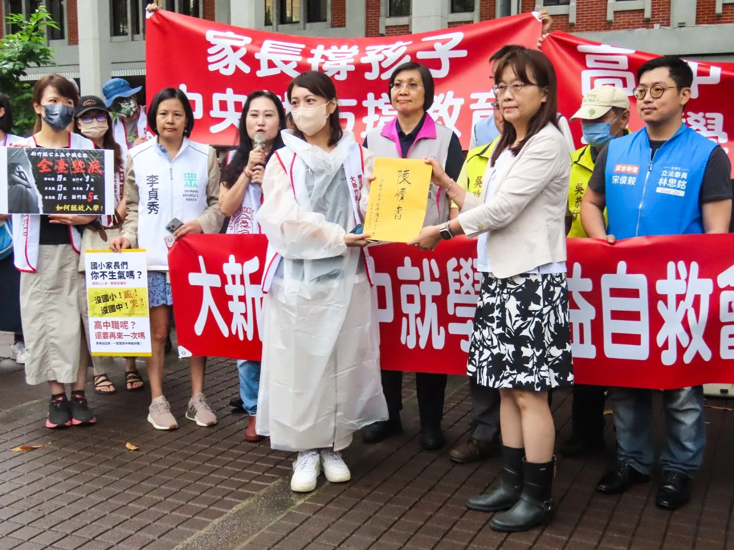 教育部國教署代表接受陳情。翻攝大新竹高中就學權益自救會FB