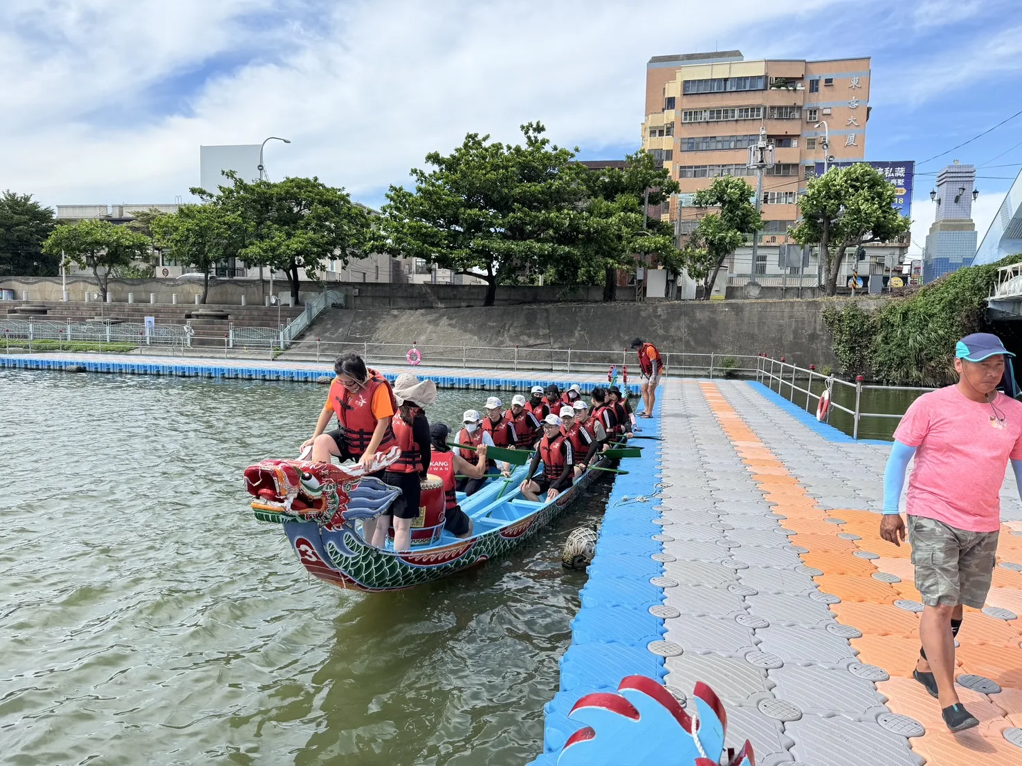 《客新聞》整理全台端午系列活動的時間與資訊,帶你一同感受傳統節慶的繽紛魅力。鹿港慶端陽國際龍舟錦標賽提供