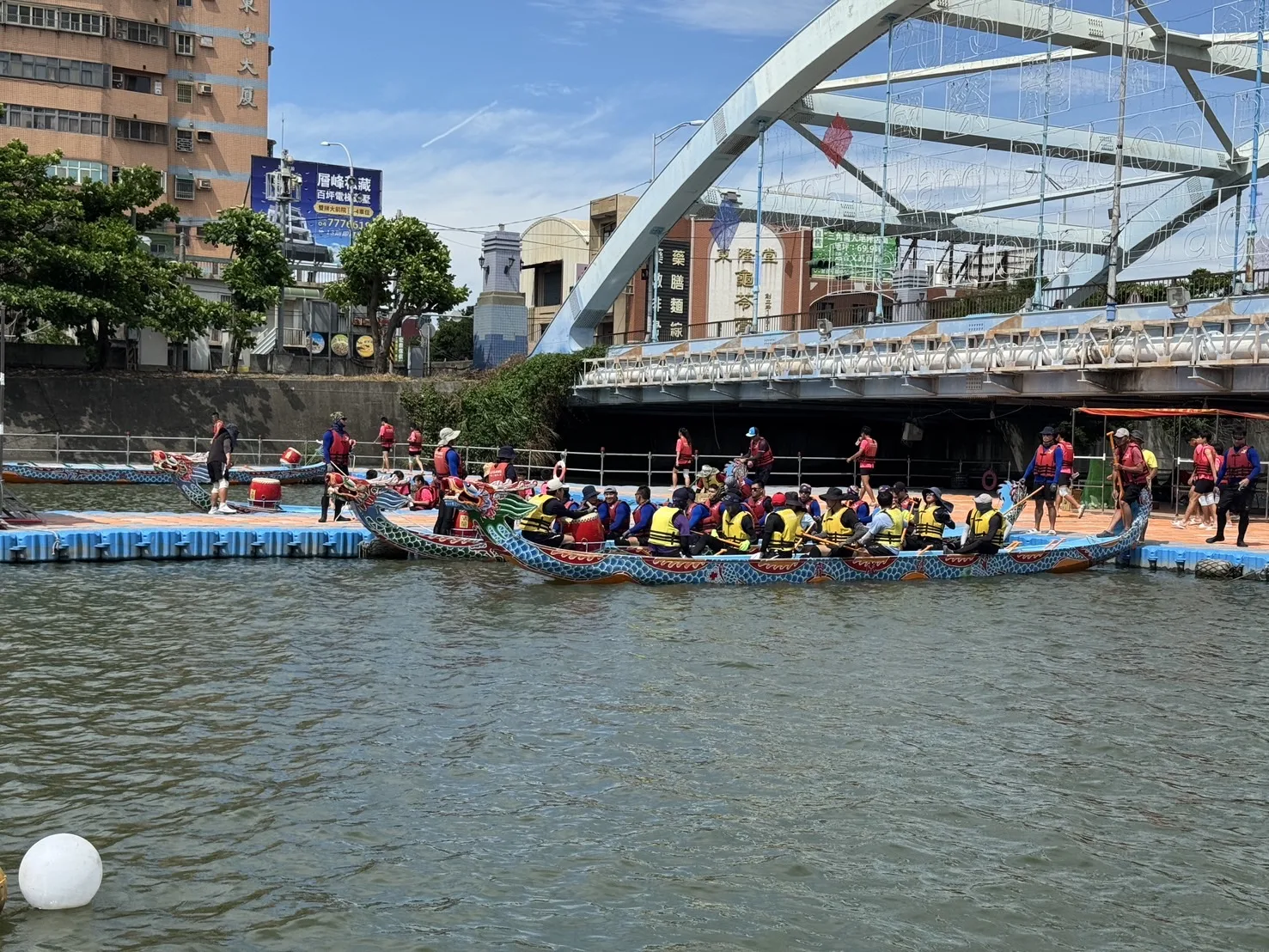 《客新聞》整理全台端午系列活動的時間與資訊,帶你一同感受傳統節慶的繽紛魅力。鹿港慶端陽國際龍舟錦標賽提供