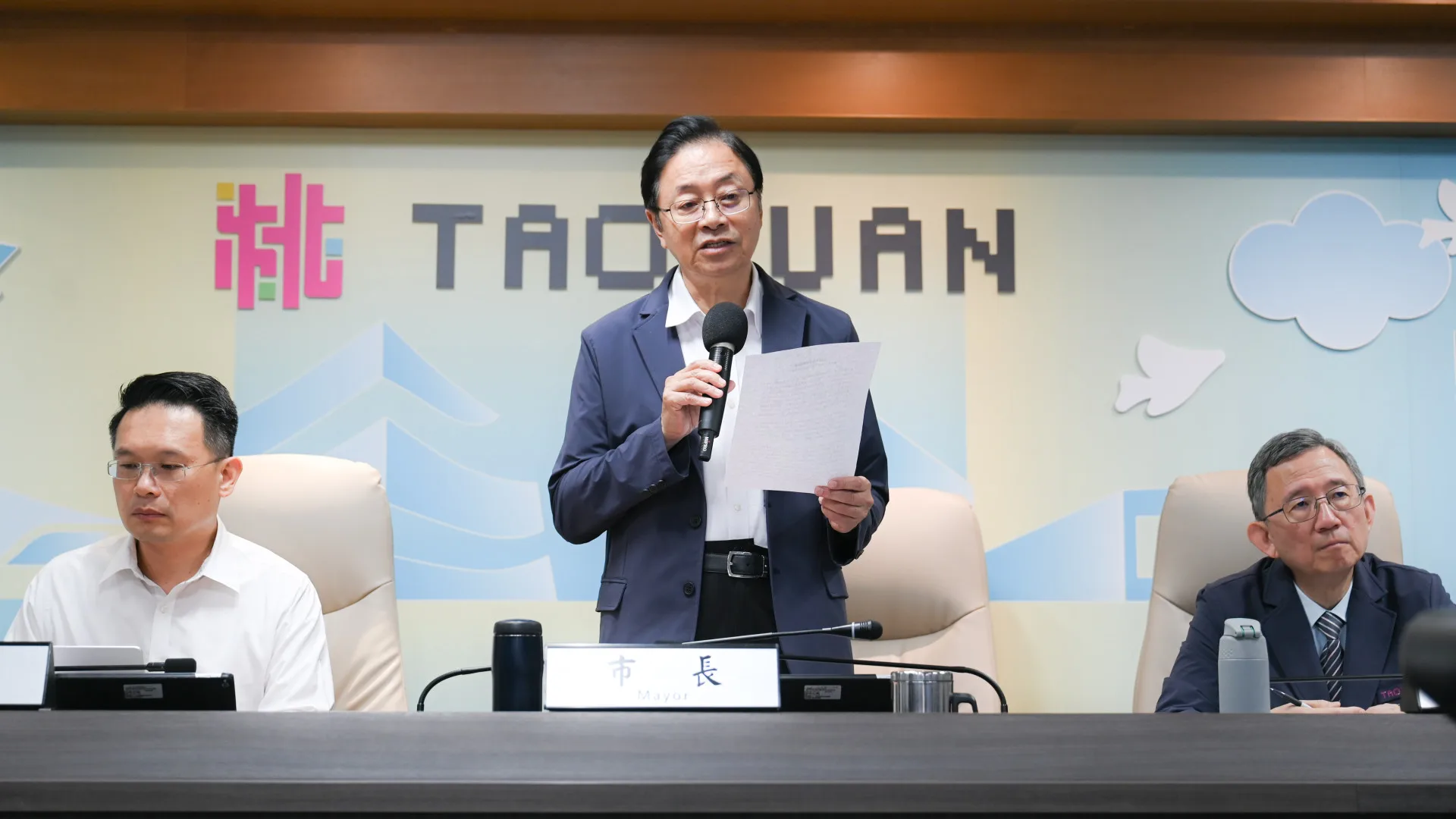 桃園市長張善政(中間站立者)。