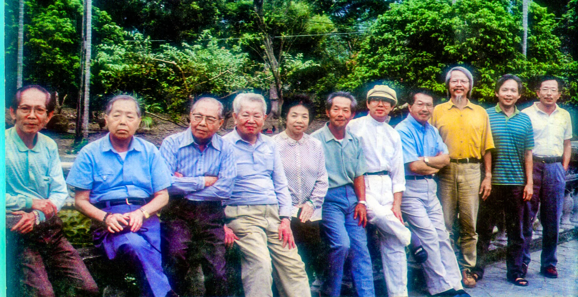 范光群（右二）是關西「十子登科」老九，1997年他與兄姊弟合影，從左到右依序是光霖、光宇、光宙、光遠、翠霞、光銘、光煥、光燿、光棣、光群、光兆。何來美翻攝自《客家》雜誌第87期封面。