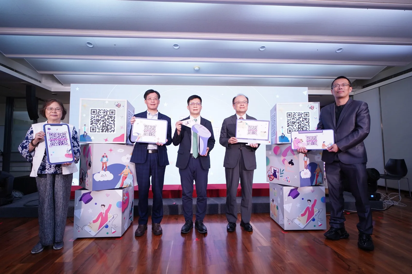 教育部宣布推動「終身學習券」，5月30日起開放6歲以上國民登記，抽出2萬張、每張1千元，可抵免社區大學、樂齡大學學費。教育部提供