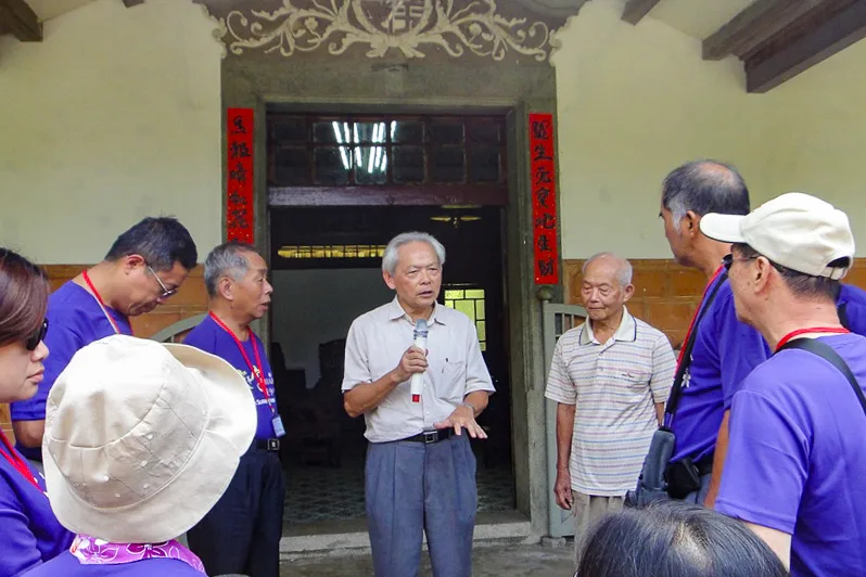 2021年客家夏令營在關西舉行，學員到「十子登科」范家高平堂參觀，范光群（手持麥克風）回老家導覽解說，他右邊是五哥范光銘，左邊是《客家》雜誌發行人陳石山律師。張義品提供