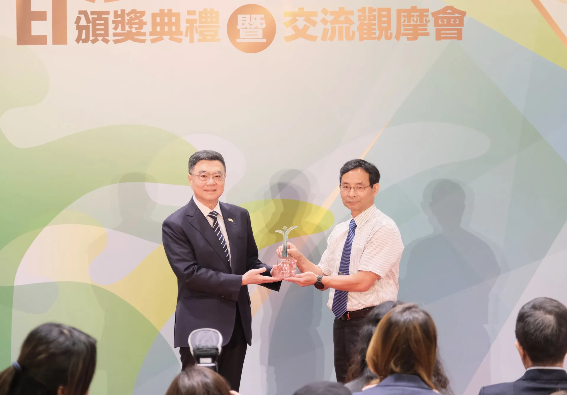 新竹縣政府社會處副處長湯紹堂（右）代表縣府出席行政院第23屆金馨獎頒獎典禮接受行政院長卓榮泰（左）表揚。新竹縣政府提供
