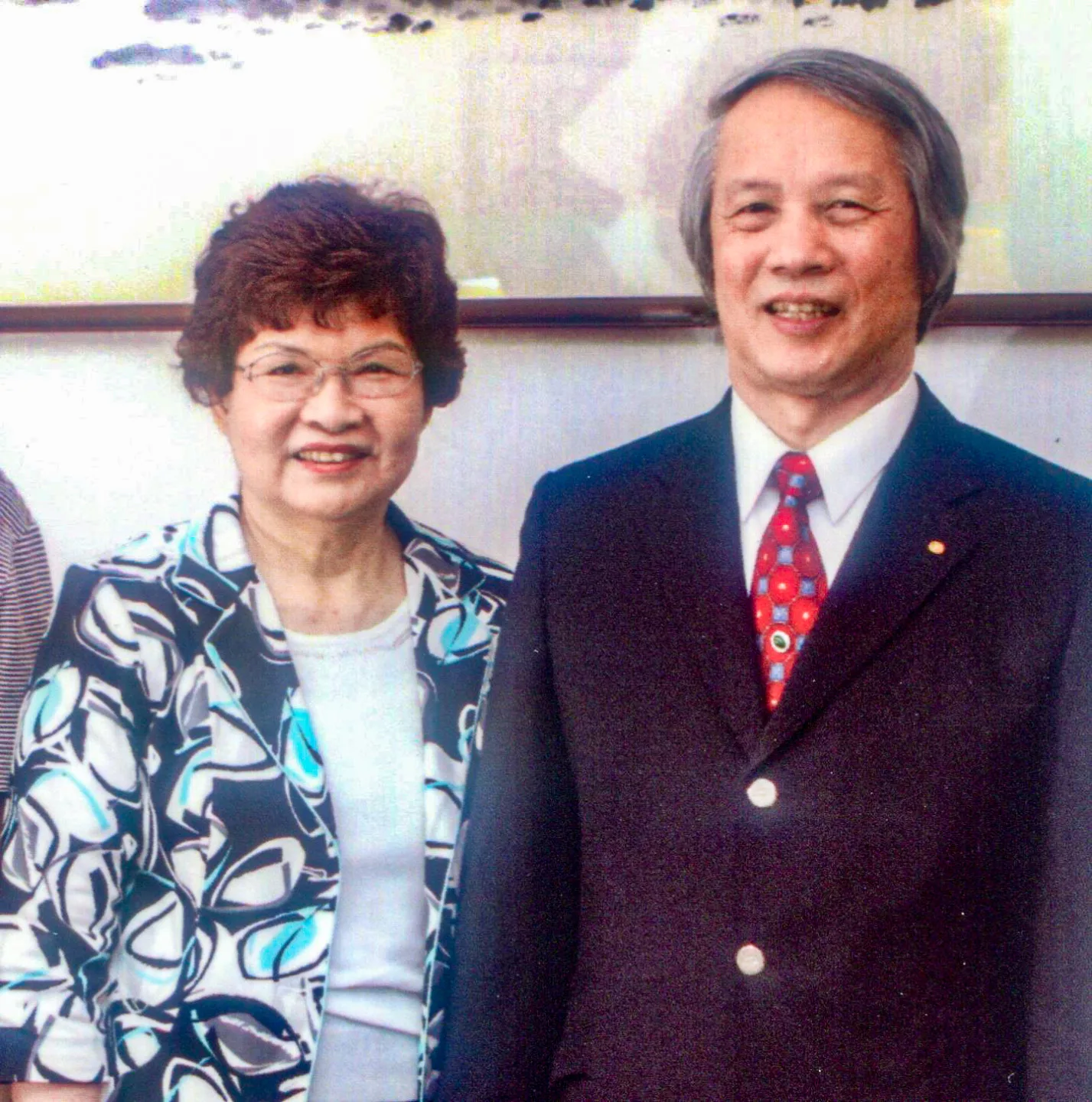 賴浩敏、古登美夫婦受訪合影，古登美曾任台大教授、省府委員、監察委員。何來美攝