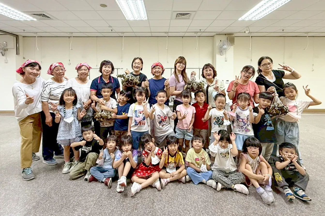 火焰蟲非營利幼兒園今（29）日上午在客家文物館舉辦包粽活動。高雄市客委會提供
